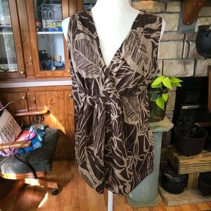 A.N.A SIZE LARGE BROWN AND TAN SLEEVELESS BLOUSE